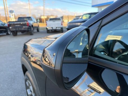 Used 2025 Chevrolet Trax LT w/ LT Convenience Package image 25