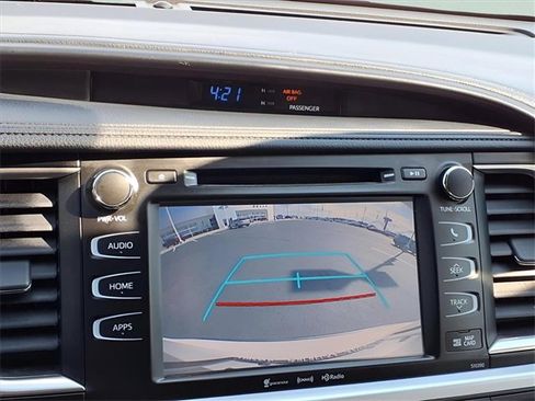 Used 2019 Toyota Highlander SE image 25