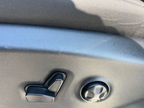 Used 2023 Chrysler Voyager LX image 15