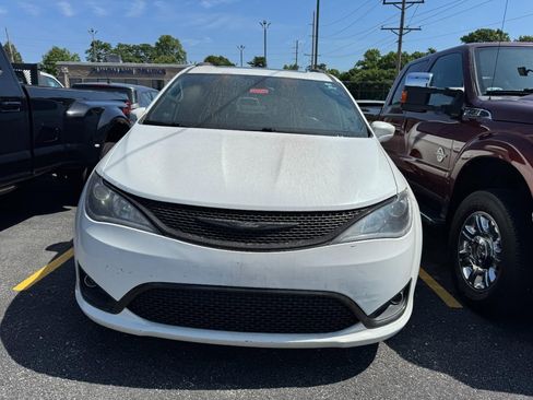 Used 2018 Chrysler Pacifica Touring-L Plus FWD image 3