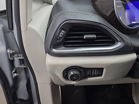 Used 2023 Chrysler Pacifica Limited image 11