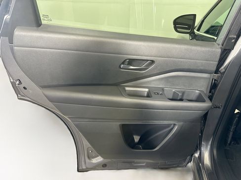 Used 2024 Nissan Pathfinder SV image 25