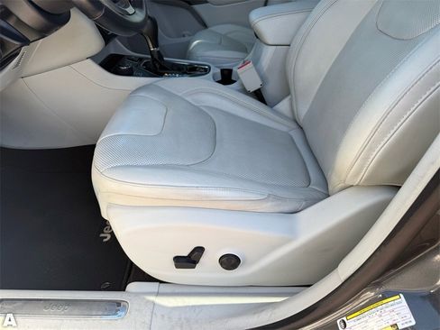 Used 2019 Jeep Cherokee Limited w/ Luxury Group image 13