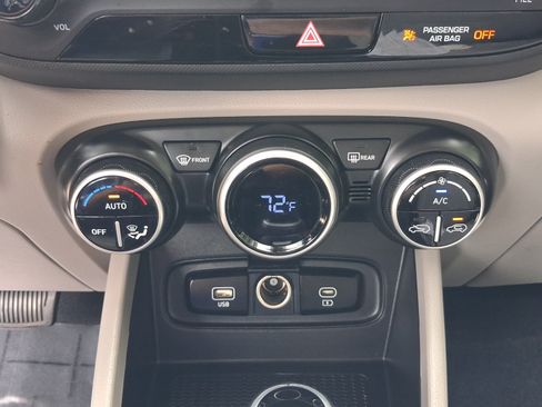 Used 2025 Hyundai Venue SEL FWD image 17