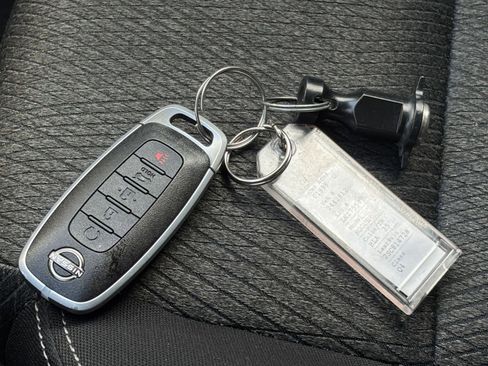 Used 2025 Nissan Rogue SV image 27