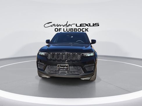 Used 2023 Jeep Grand Cherokee Altitude image 3