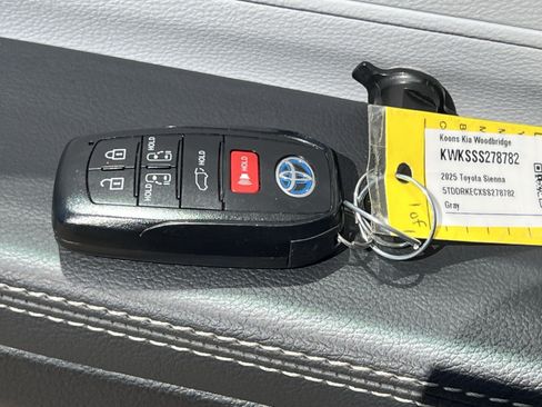 Used 2025 Toyota Sienna XSE w/ XSE Plus Package FWD image 40