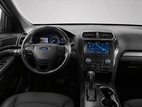 Used 2019 Ford Explorer XLT w/ Equipment Group 202A AWD/4WD image 30