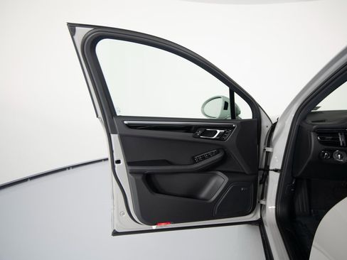 New 2026 Porsche Macan image 19