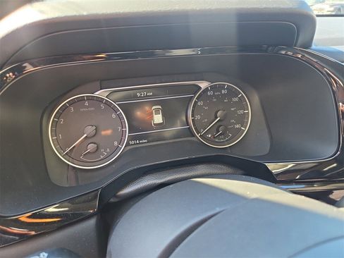 Used 2025 Nissan Pathfinder SV image 8