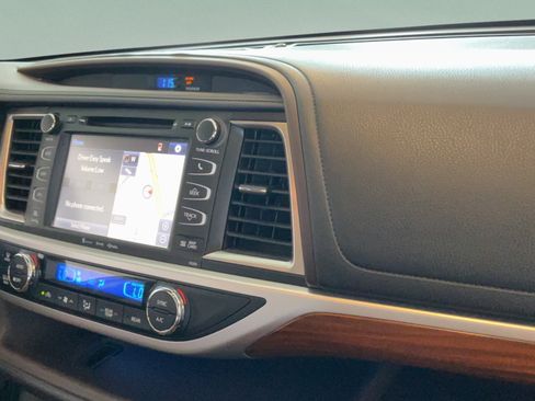 Used 2019 Toyota Highlander Limited Platinum FWD image 42