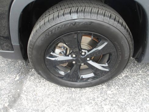 Used 2019 Jeep Cherokee Latitude Plus AWD/4WD image 4