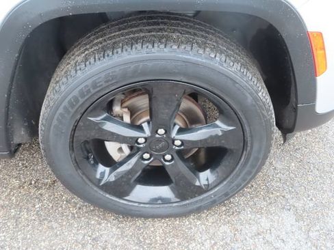Used 2023 Jeep Grand Cherokee Altitude AWD/4WD image 12