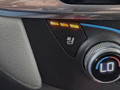 Used 2021 Chevrolet Traverse Premier FWD image 24