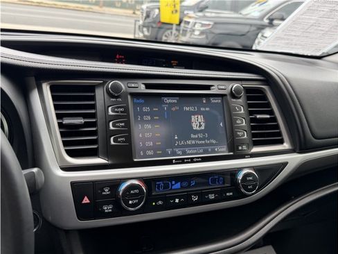 Used 2017 Toyota Highlander SE FWD image 50