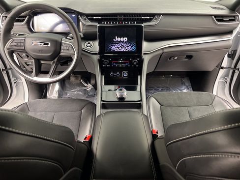 Used 2025 Jeep Grand Cherokee Altitude AWD/4WD image 41