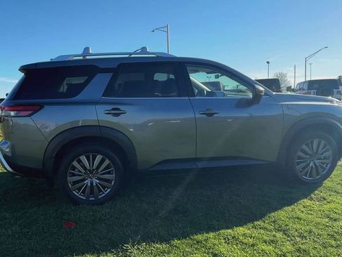 Used 2025 Nissan Pathfinder SL w/ SL Premium Package AWD/4WD image 11