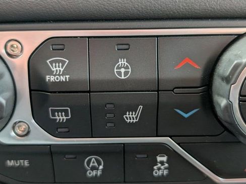 Used 2025 Jeep Gladiator Rubicon w/ Convenience Group AWD/4WD image 17