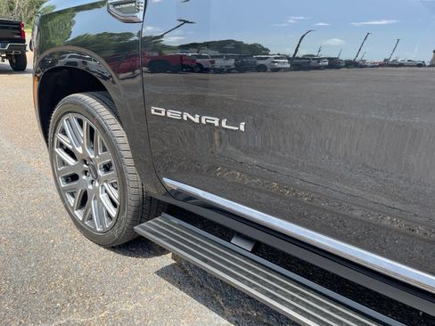 New 2026 GMC Yukon Denali Ultimate AWD/4WD image 13