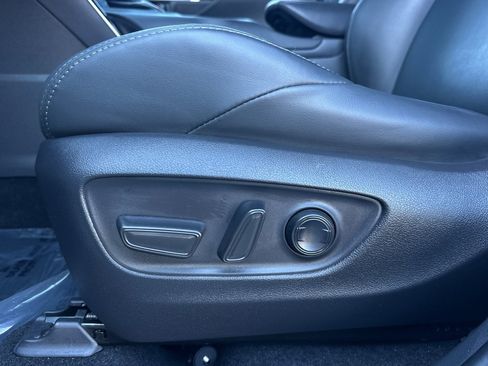 Used 2024 Toyota Venza XLE image 13