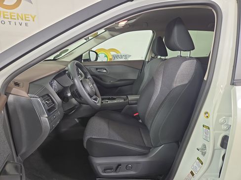 Used 2023 Nissan Rogue SV image 12