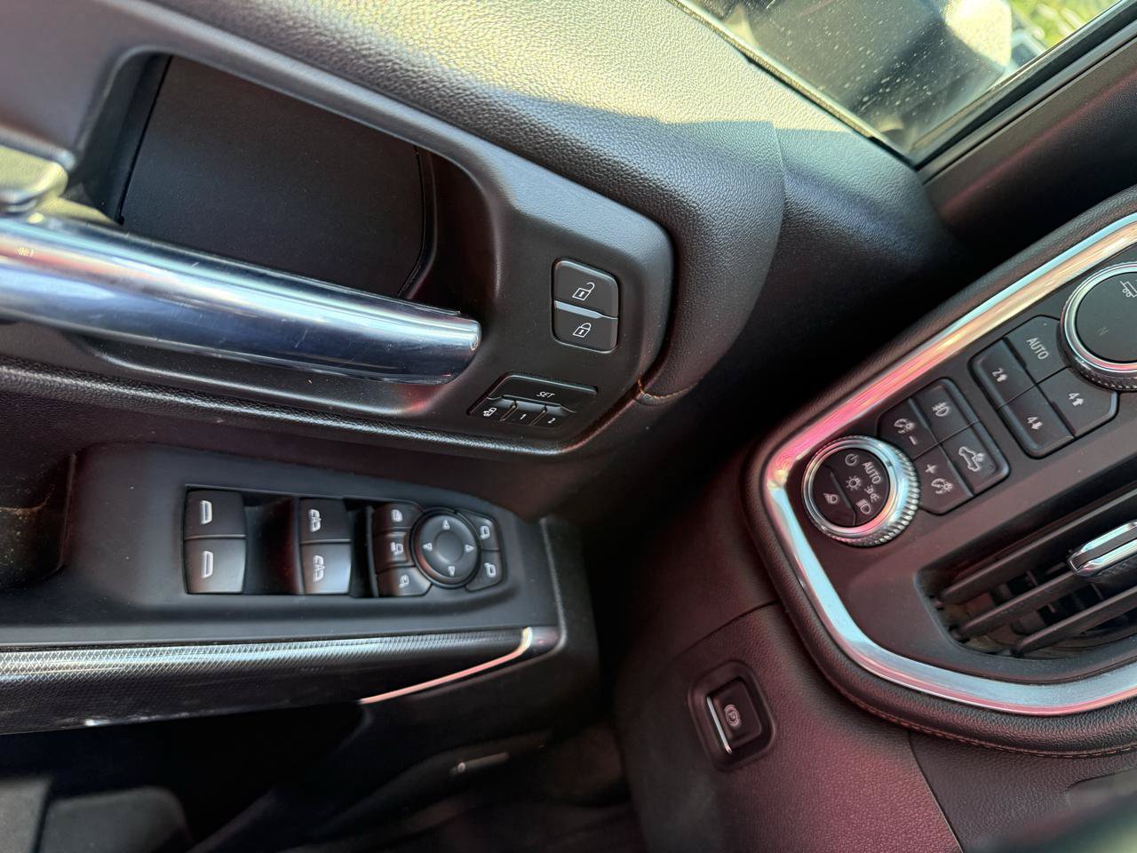Used 2023 GMC Sierra 2500 AT4 w/ AT4 Premium Plus Package AWD/4WD image 12