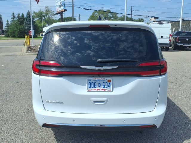Used 2024 Chrysler Pacifica Touring-L FWD image 6