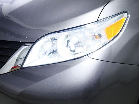 Used 2012 Toyota Sienna LE image 16