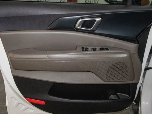 Used 2025 Kia Carnival image 11