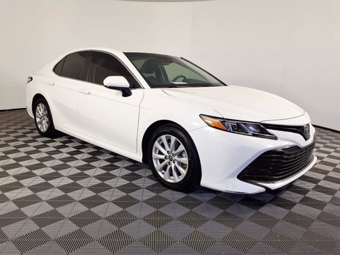 Used 2018 Toyota Camry LE FWD image 3