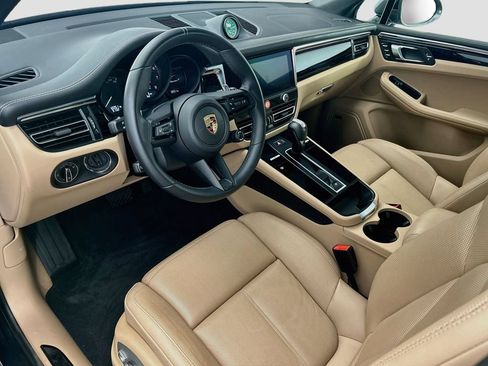 Certified 2025 Porsche Macan AWD/4WD image 4