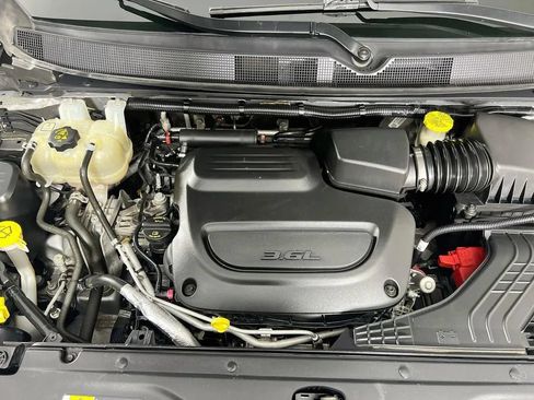 Used 2019 Chrysler Pacifica Touring-L FWD image 31