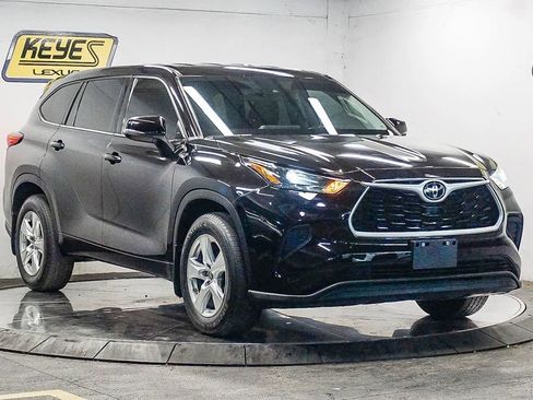 Used 2021 Toyota Highlander L FWD image 5