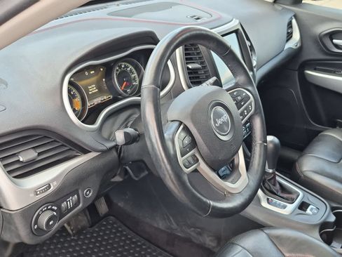 Used 2017 Jeep Cherokee Trailhawk AWD/4WD image 10