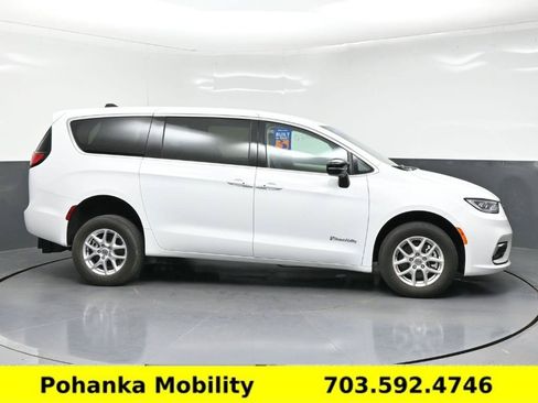 Used 2024 Chrysler Pacifica Touring-L FWD image 25