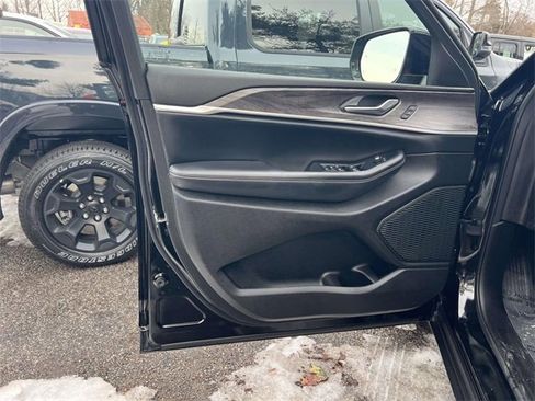 Certified 2023 Jeep Grand Cherokee Limited w/ Black Appearance Package image 18