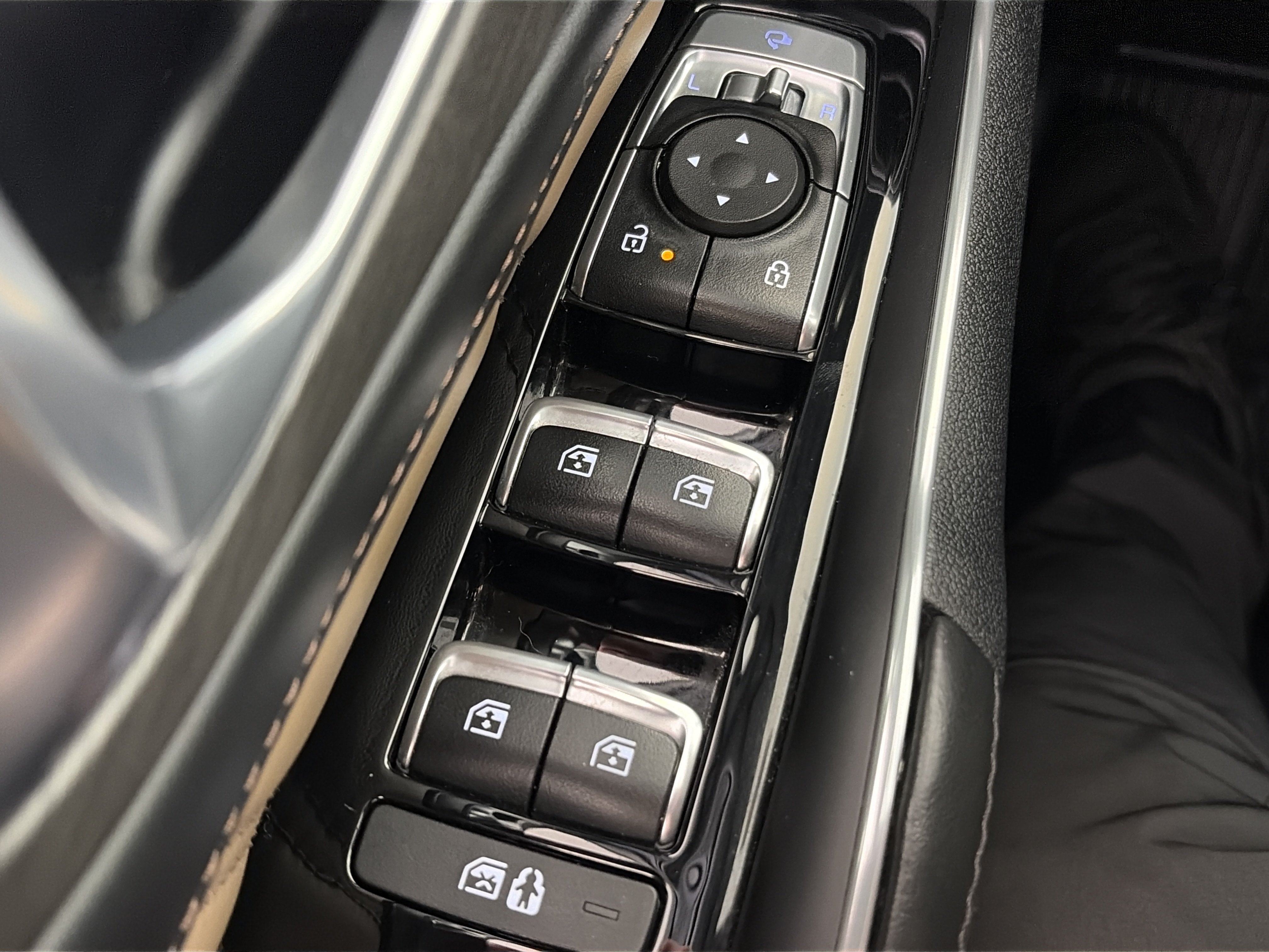 Certified 2024 Kia Sorento SX Prestige w/ Olive Brown Leather Package AWD/4WD image 37