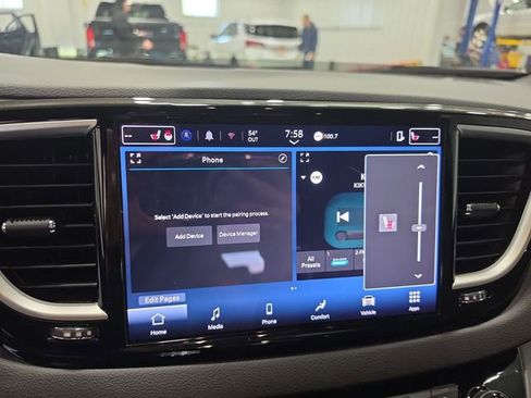 Used 2025 Chrysler Pacifica Select FWD image 15