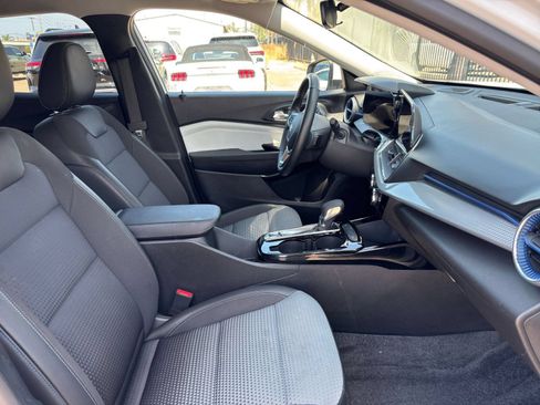 Used 2025 Chevrolet Trax LT w/ LT Convenience Package FWD image 35