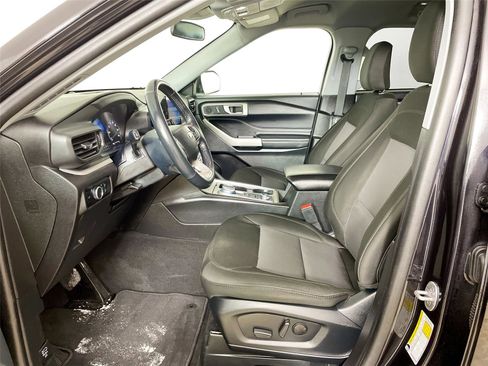 Used 2023 Ford Explorer XLT image 11