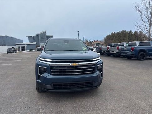 Used 2025 Chevrolet Traverse LT w/ Driver Confidence Package image 3