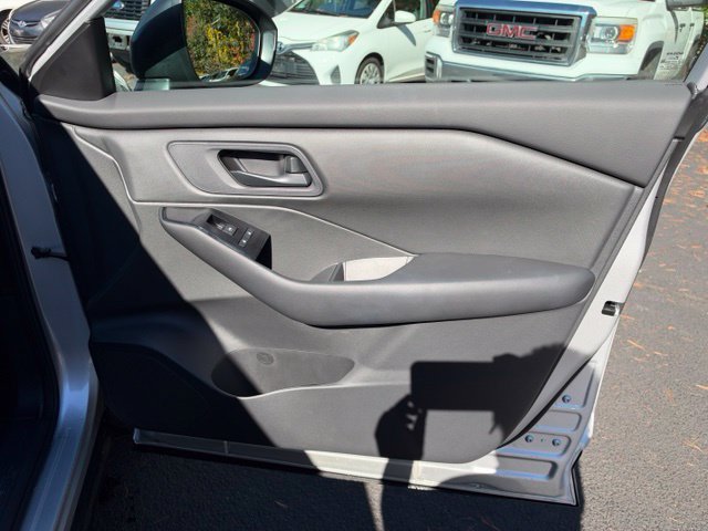 Used 2025 Nissan Rogue S AWD/4WD image 10