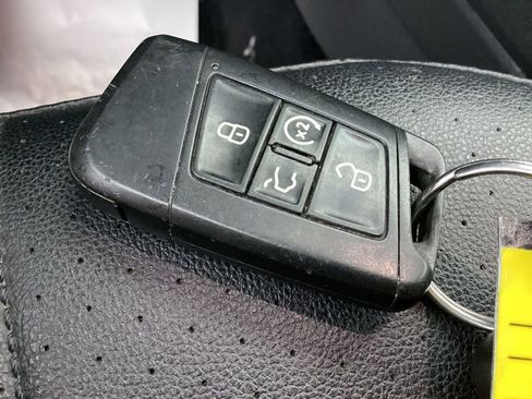 Used 2022 Volkswagen Tiguan SE image 30