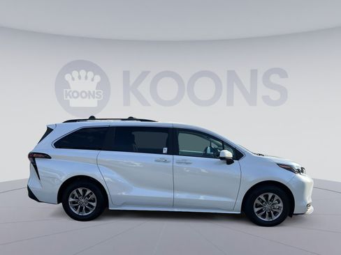 Used 2025 Toyota Sienna XLE AWD/4WD image 8