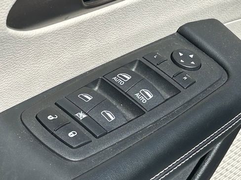 Used 2022 Chrysler Voyager LX FWD image 27