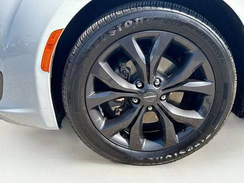Used 2018 Chrysler Pacifica Touring Plus w/ S Appearance Package FWD image 31