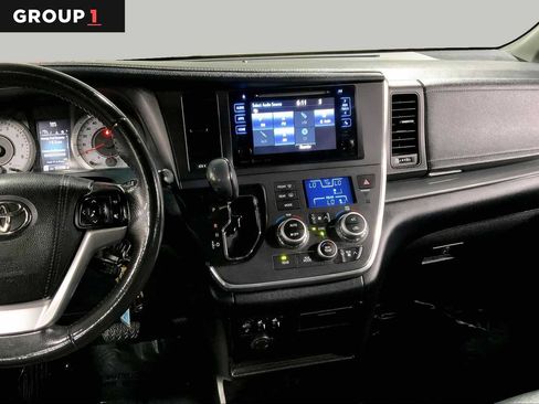 Used 2017 Toyota Sienna SE FWD image 7