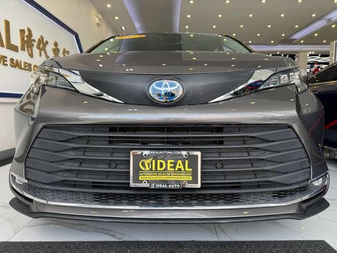 Used 2024 Toyota Sienna XLE w/ XLE Plus Package FWD image 3