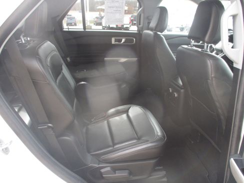 Used 2023 Ford Explorer XLT w/ Equipment Group 202A image 9