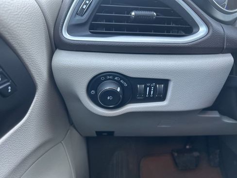 Used 2020 Chrysler Pacifica Touring-L image 28